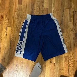 Under armour mens basketball shorts- medium